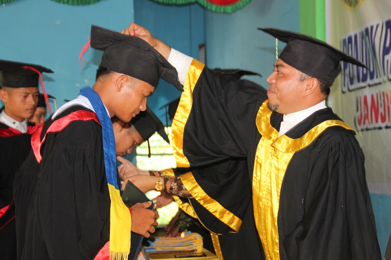 GANTARITV.ID, LABUHANBATU - Bupati Labuhanbatu Hadiri Wisuda dan Syukuran Ponpes Daarul MuhsininBupati Labuhanbatu dr.H.Erik Adtrada Ritonga,MKM bersama Muhammad Bobby Afif Nasution,SE,MM menghadiri Wisuda dan Syukuran Pondok Pesantren Modern Daarul Muhsinin Angkatan ke XXIX dan Syukuran Tahfidz Angkatan ke III Tahun Ajaran 2022-2023. Kegiatan dilaksanakan, Sabtu (10/06/2023) di Pondok Pesantren Modern Daarul Muhsinin, Janji Manahan Kawat Desa Tanjung Siram Kecamatan Bilah Hulu. Sebanyak 150 orang Madrasah Aliyah, 32 orang Sekolah Menengah Kejuruan (SMK) dan 15 orang Hafidz Qur'an 30 Juz resmi di wisuda. Dalam sambutannya Bupati Labuhanbatu dr.H.Erik Adtrada Ritonga,MKM mengucapkan selamat dan sukses kepada para siswa-siswi Pondok Pesantren Modern Daarul Muhsinin. "Langkah sekarang ini adalah untuk melangkah selanjutnya agar cita-cita dan keinginan daripada orang tua kita bisa kita laksanakan" ucap Bupati. Maka itu yang harus kita tekuni adalah kemauan untuk menjadi orang yang luar biasa, tunjukkanlah kepada pada dunia luar bahwasanya pesantren ini juga bisa menjadikan orang-orang yang akan memimpin di negara ini maupun di Kabupaten Labuhanbatu ini "pesan Bupati. Kemauan dan keikhlasan diri, serta rendah hati agar apa yang kita cita-citakan bisa kita laksanakan dan bisa membahagiakan orang tua kita dan orang-orang di sekitar kita. Sementara itu Tokoh Sumatera Utara Muhammad Bobby Afif Nasution,SE,MM dalam sambutannya menyampaikan putera puteri yang di wisuda hari ini untuk menjadi yang sukses harus memiliki suatu yang bisa menjadikan kalian bersaing dengan anak-anak muda yang lain. Kalian sudah menjadi lulusan dari salah satu pesantren yang terbaik di provinsi Sumatera Utara yang menghasilkan anak-anak luar biasa. Dan diantara kita semua disini, sudah ada 16 orang yang sudah Lulus ke Universitas Sumatera Utara untuk melanjutkan jenjang berikutnya. Bobby Nasution yang juga selaku Walikota Medan juga menantu dari Presiden Republik Indonesia juga menambahkan selain ilmu yang dimiliki, namun akhlak yang dimiliki juga bisa juga menjadikan kalian bersaing. Dan cara tercepat untuk menjadi orang yang sukses adalah jadikan orang tua kalian ini sebagai raja dan ratu selama di dunia ini, utamakan orang tua kalian untuk dalam hal apapun,"pesan Bobby. Turut hadir pada acara wisuda tersebut Wakil Bupati Labuhanbatu Hj.Ellya Rosa Siregar,S.Pd,MM, Rektor USU Prof.Dr.H.Muryanto Amin,S.Sos,M.Si, Ketua Pembina Yayasan Buya Dr.H.M.Umar Syadat Hasibuan,M.Si, Wakpolres Labuhanbatu, Kodim 0209/LB, Kepala BPBD Darwin Yusma, Plt. Kepala Dinas Kominfo Ahmad Fadly Rangkuti,ST,M.Kom, Kasatpol PP M.Yunus Nasution, Camat Bilah Hulu, Kepala Desa Tanjung Siram, Dewan Guru, Orang Tua/ Wali Murid, dan para tamu undangan lainnya. (Addara)