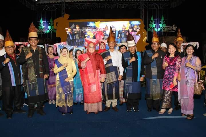Dr Susanti dan Erizal Ginting Sematkan Pakaian Adat Simalungun kepada Wali Kota Batam dan Wagub Kepri